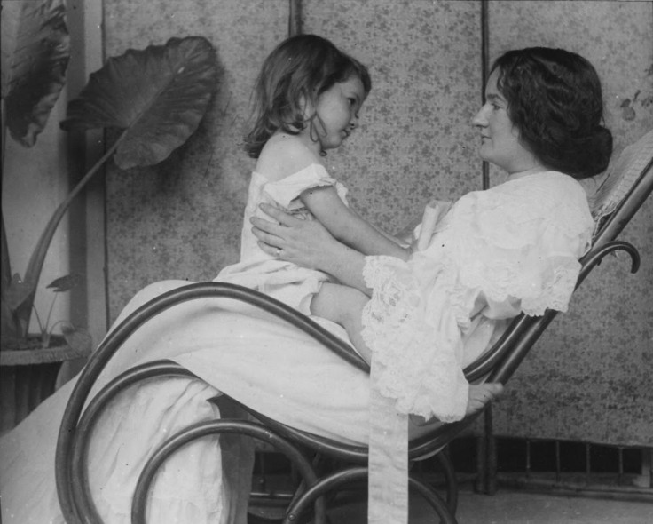 Madre e hija, fotografía de la exposición Bicentenario Imágenes paralelas. Siglo XIX a 1940, del Museo de Bellas Artes  Gustavo Schlottamnn